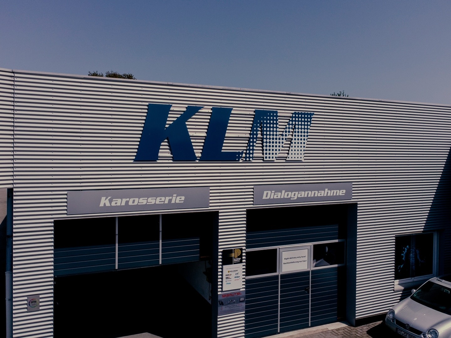 Eingang des KLM Karosserie- und Lackiercenters