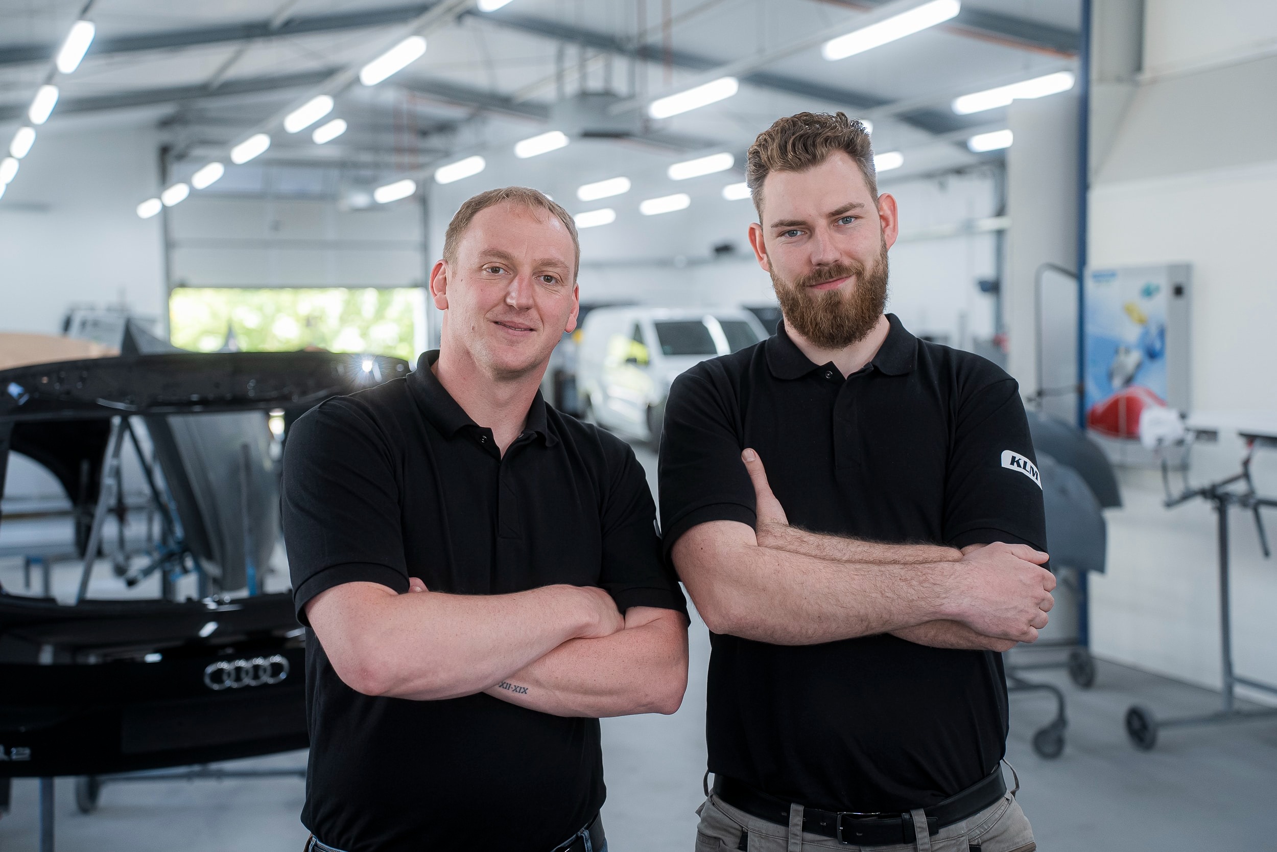 Zwei KLM-Mitarbeiter in der modernen Werkstatt