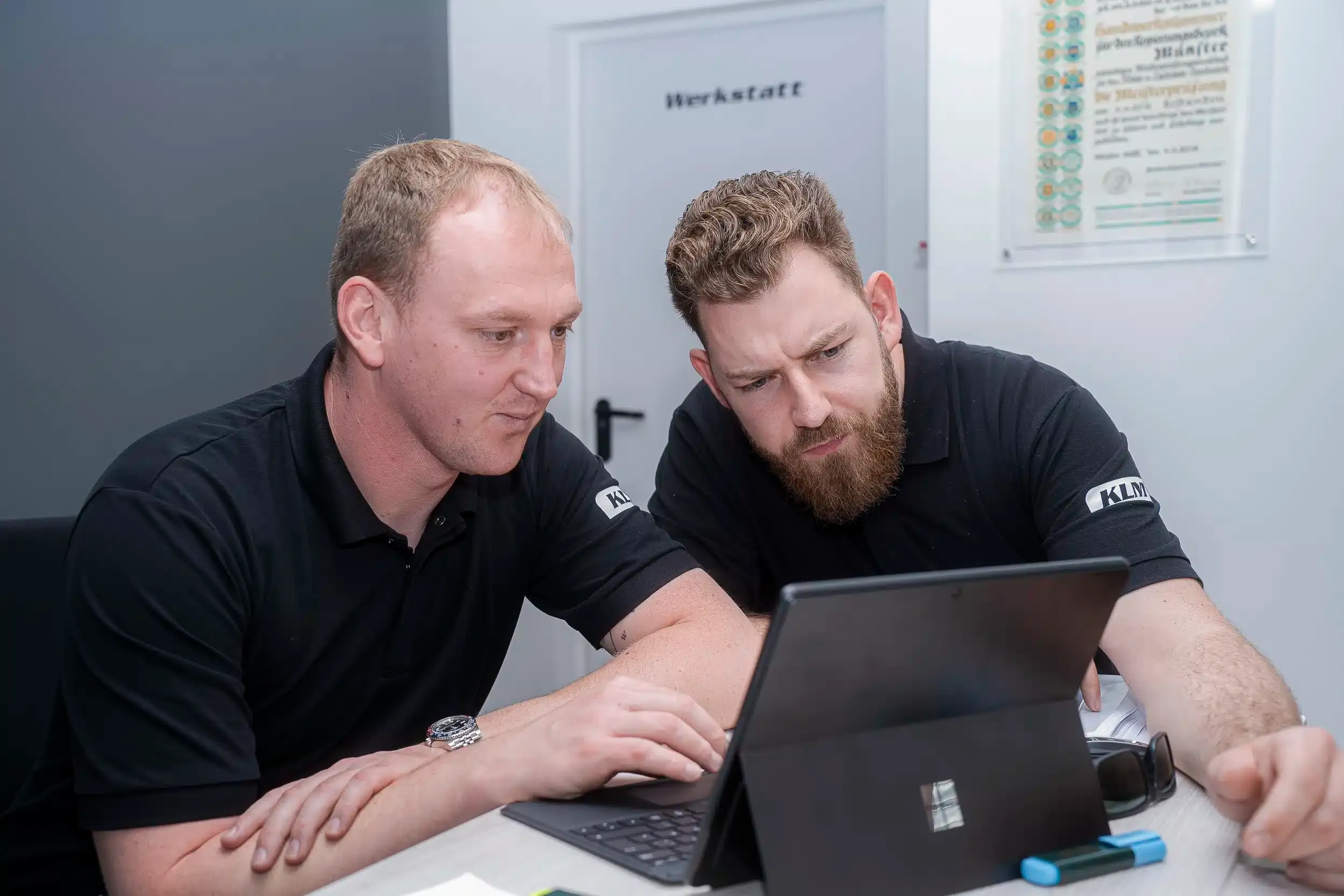 Kollegen besprechen einen Auftrag am Laptop