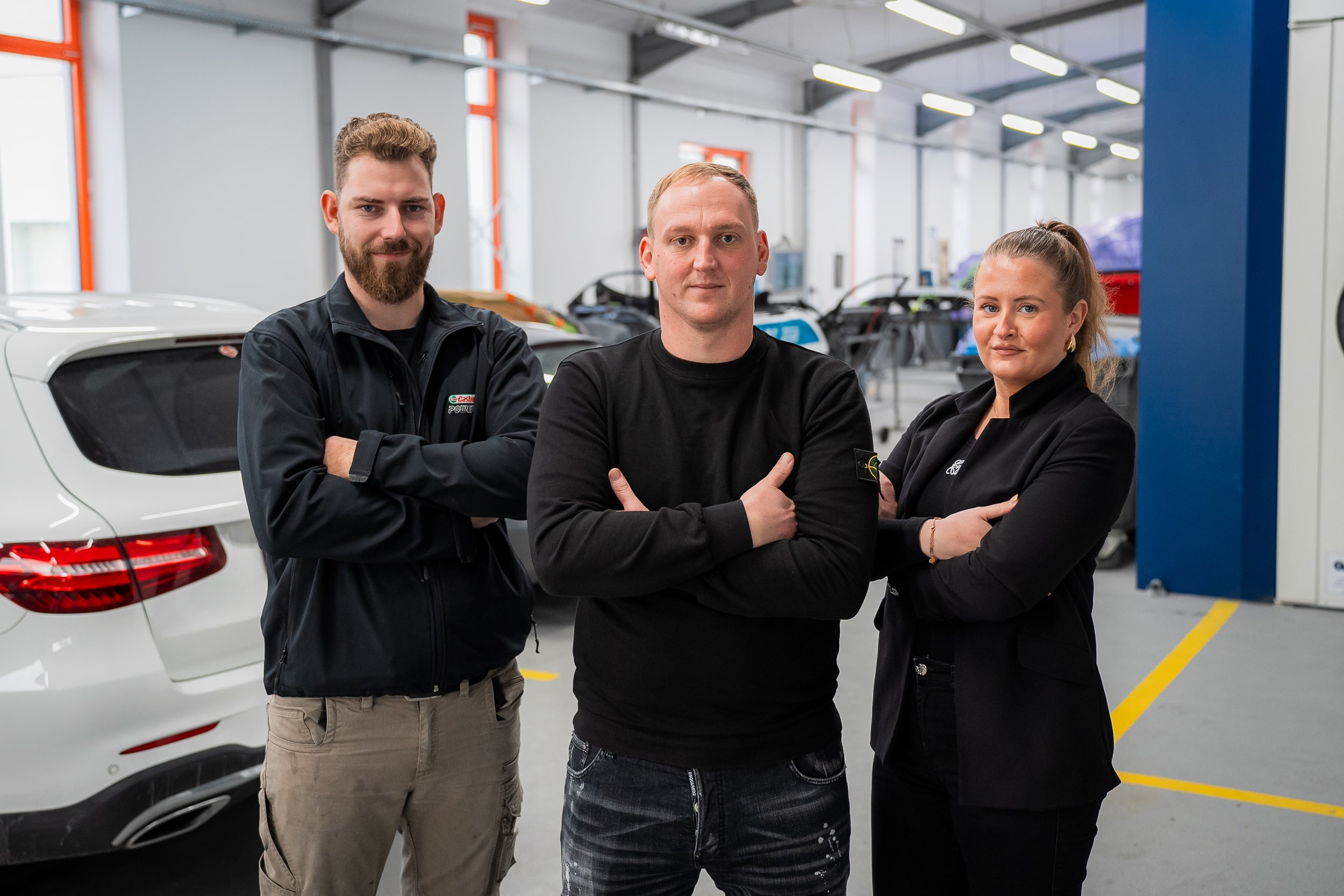 Drei Mitglieder des KLM-Teams in der Werkstatt